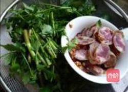 野芹菜炒香肠的做法图解2