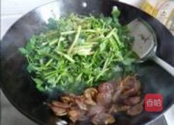 野芹菜炒香肠的做法图解4
