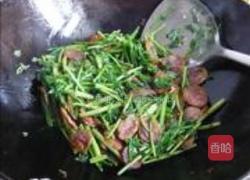 野芹菜炒香肠的做法图解5