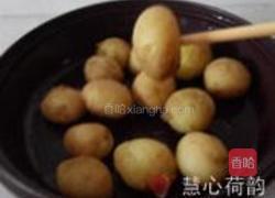 菠萝酱汁咕噜土豆球的做法图解6