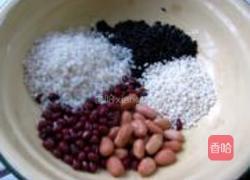 红豆花生黑米粥的做法图解1
