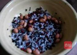 红豆花生黑米粥的做法图解2