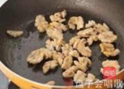 蚝汁桃仁木耳豆腐煲的做法图解3
