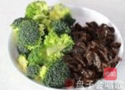 蚝汁桃仁木耳豆腐煲的做法图解1