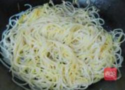 家常鲜河虾炒粉的做法图解5