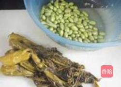 咸菜炒毛豆的做法图解1