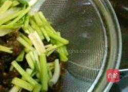 芹香木耳的做法图解3