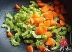 菠萝焖苦瓜的做法图解2
