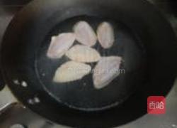 卷心菜炒鸡翅的做法图解1