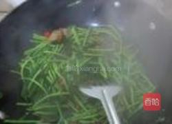 藜蒿炒腊肉的做法图解9