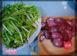 蒜苗炒红肠的做法图解1