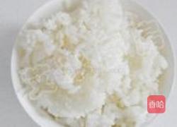 鲜虾鸡蛋炒饭的做法图解1