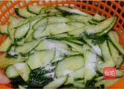 猪耳拌黄瓜的做法图解1