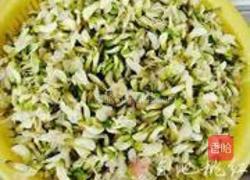 香煎槐花饼的做法图解1