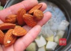 雪梨杏仁炖银耳的做法图解3