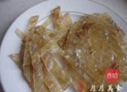 鱼片炒芹菜的做法图解1