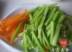 鱼片炒芹菜的做法图解2