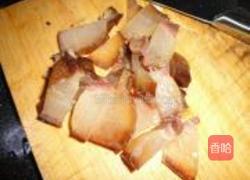 熏肉炒大蒜的做法图解3