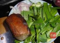 熏肉炒大蒜的做法图解1