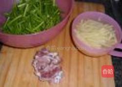 蒜薹土豆丝炒肉的做法图解2