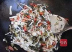 酸菜炒金针菇的做法图解6