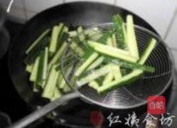 山楂蜜汁黄瓜的做法图解1