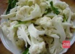 辣椒胡萝卜炒菜花的做法图解1