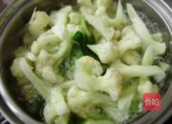 辣椒胡萝卜炒菜花的做法图解2