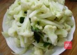 辣椒胡萝卜炒菜花的做法图解3