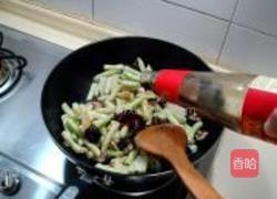 香菇焖白扁豆的做法图解3