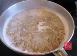 鸡丝香椿荞麦面的做法图解1