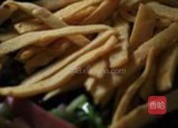 彩蔬炒玉米面片的做法图解5