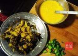 酸菜蛋炒饭的做法图解2