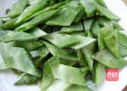 扁豆炒烤肠的做法图解1