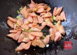 扁豆炒烤肠的做法图解3