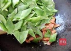 扁豆炒烤肠的做法图解4