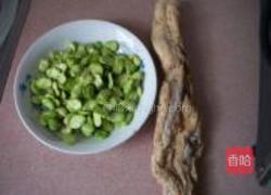 蚕豆炒腊肉的做法图解1