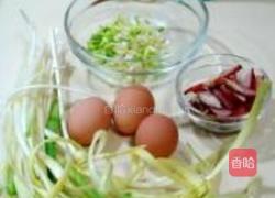 韭黄鸡蛋炒腊肉的做法图解1