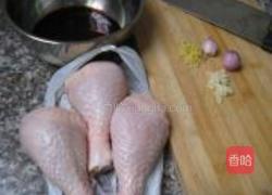 蒜香煎鸡腿的做法图解1