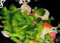 西兰花炒藕片的做法图解8