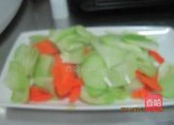 胡萝卜炒合掌瓜的做法图解1