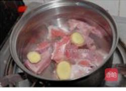 萝卜猪骨汤的做法图解1