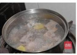 萝卜猪骨汤的做法图解2