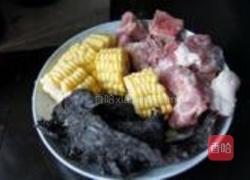 紫菜玉米排骨汤的做法图解1