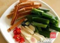 蒜苗辣炒酱香干的做法图解1