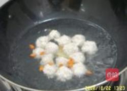 鱼丸浸豆苗的做法图解2