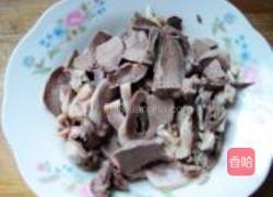 白菜帮子炒猪心的做法图解1