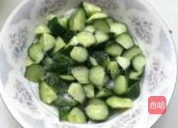 酸辣腌黄瓜的做法图解1