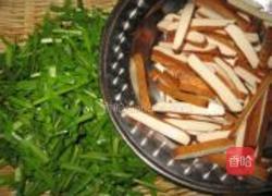 韭菜炒豆干的做法图解2