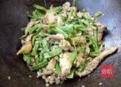 扁豆炒鲜蘑的做法图解8